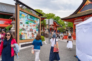 Kyoto, Japonya - 05.07.2024: Fushimi Inari Tapınağının girişindeki kılavuz harita.