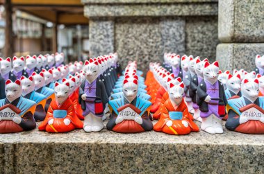 Kyoto Japonya 'daki Fushimi Inari Tapınağı' nda birçok tilki figürü ve heykel var. (Japonca metnin çevirisi: pirinç girişi).