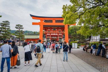 Kyoto, Japonya - 05.07.2024: Fushimi Inari Taisha yolunun girişinde geniş bir turist grubu.