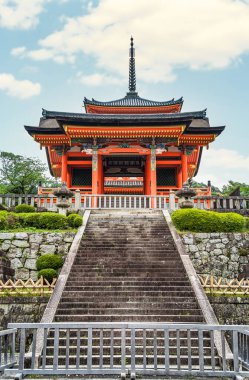 Kyoto, Japonya - 05.07.2024: Kiyomizu-dera kompleksi içindeki Nishimon tapınağına giden merdiven.