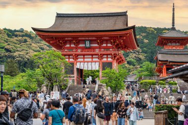 Kyoto, Japonya - 05.07.2024: Kiyomizu-dera tapınağının Niomon giriş kapısında turist kalabalığı.