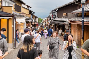 Kyoto, Japonya - 05.07.2024: Eski Kyoto kasabasında kalabalık yayalar.