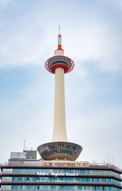 Kyoto, Japonya - 05.07.2024: Kyoto tren istasyonunun yanındaki ikonik Nidec Kyoto Kulesi.