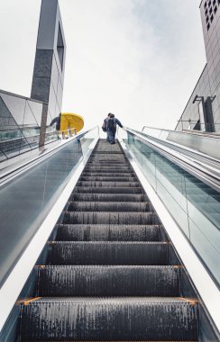 Kyoto istasyonundaki gökyüzü bahçesine giden yürüyen merdiven..