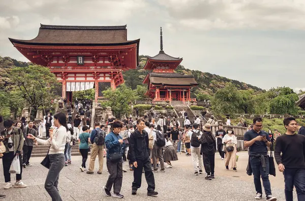 Kyoto, Japonya - 05.07.2024: Kiyomizu-dera tapınağının Niomon giriş kapısında turist kalabalığı.