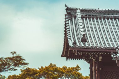 Geleneksel Japon çatısının ayrıntıları. Budist tapınağı mimarisi.
