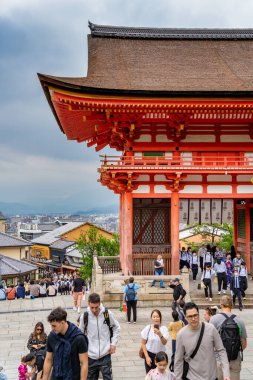 Kyoto, Japonya - 05.07.2024: Kiyomizu-dera tapınağının Niomon giriş kapısında turist kalabalığı.