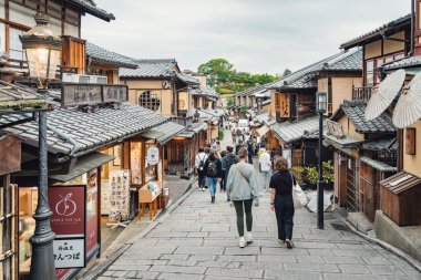 Kyoto, Japonya - 05.07.2024: Eski Kyoto kasabasında kalabalık yayalar.