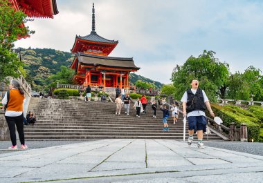 Kyoto, Japonya - 05.07.2024: Kiyomizu-dera kompleksi içindeki Nishimon tapınağına giden merdiven.