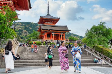 Kyoto, Japonya - 05.07.2024: Kiyomizu-dera kompleksi içindeki Nishimon tapınağına giden merdiven.