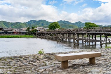 Kyoto 'nun Arashiyama ilçesindeki Katsura nehri üzerindeki Togetsukyo Köprüsü.