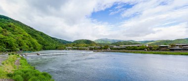 Kyoto 'da Katsura nehri ile Arashiyama bölgesinden manzara