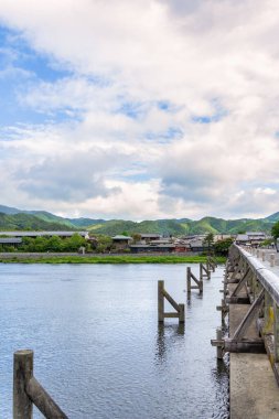 Kyoto 'nun Arashiyama ilçesindeki Katsura nehri üzerindeki Togetsukyo Köprüsü.