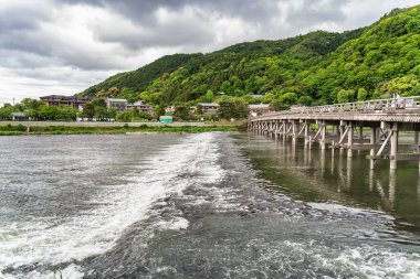 Kyoto 'nun Arashiyama ilçesindeki Katsura nehri üzerindeki Togetsukyo Köprüsü.