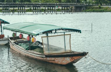 Kyoto 'daki Katsura nehri rıhtımında Japon tekneleriyle Arashiyama' dan manzara..