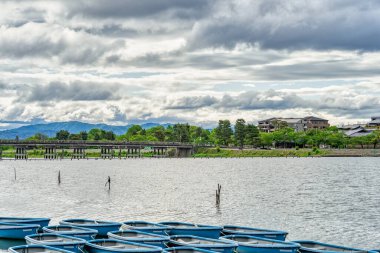 Kyoto 'nun Arashiyama ilçesindeki Katsura nehri üzerindeki Togetsukyo Köprüsü manzarası.