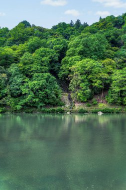 Kyoto 'da Katsura nehri ile Arashiyama bölgesinden manzara