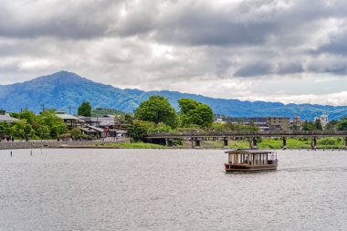 Kyoto 'nun Arashiyama bölgesindeki Katsura nehrinde geleneksel tekne gezisi