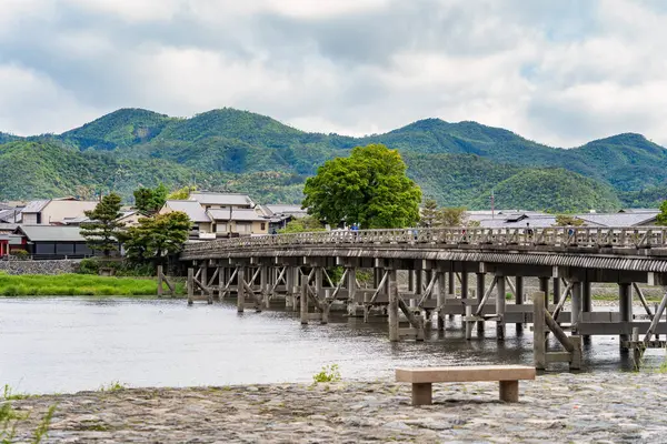 Kyoto 'nun Arashiyama ilçesindeki Katsura nehri üzerindeki Togetsukyo Köprüsü.
