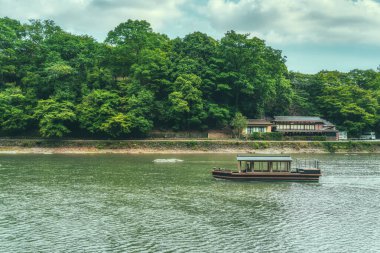 Kyoto 'nun Arashiyama bölgesindeki Katsura nehrinde geleneksel tekne gezisi