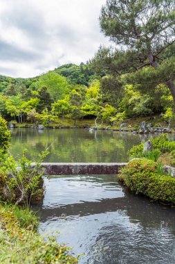 Büyük göleti olan güzel manzaralı bir Japon bahçesi. Arashiyama, Kyoto 'daki Tenryu-ji Tapınağı' nda Sogenchi Bahçesi.