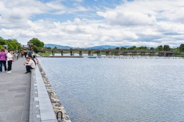 Kyoto, Japonya - 05.07.2024: Arashiyama Katsura Oi nehir kıyısında dinlenen ve gezinen insanlar.