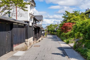 Japonya, Arashiyama 'da geleneksel evleri olan boş bir sokak..
