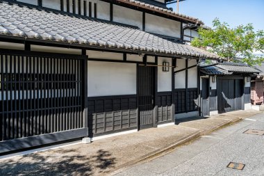 Ortaçağ geleneksel Japon mimarisi. Japonya, Kyoto 'nun Arashiyama semtinde ahşap kapılı bir evin ön cephesi.