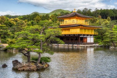 Kyoto Japonya 'daki güzel bir su birikintisine bakan Rokuon-ji Kinkakuji' nin (Altın Pavyon) etkileyici yapı..