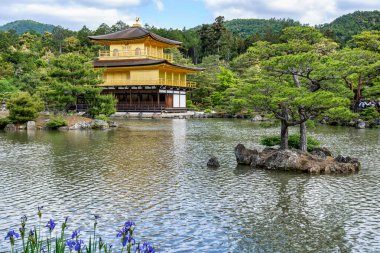 Kyoto Japonya 'daki güzel bir su birikintisine bakan Rokuon-ji Kinkakuji' nin (Altın Pavyon) etkileyici yapı..