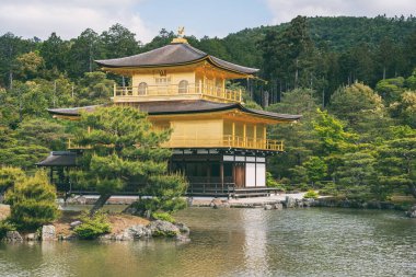 Kyoto Japonya 'daki güzel bir su birikintisine bakan Rokuon-ji Kinkakuji' nin (Altın Pavyon) etkileyici yapı..