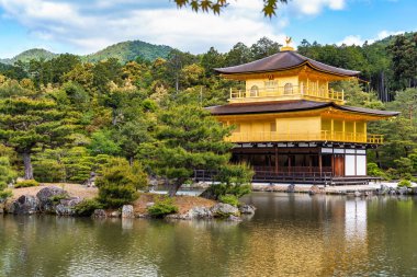 Kyoto Japonya 'daki güzel bir su birikintisine bakan Rokuon-ji Kinkakuji' nin (Altın Pavyon) etkileyici yapı..