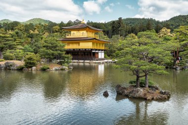 Kyoto Japonya 'daki güzel bir su birikintisine bakan Rokuon-ji Kinkakuji' nin (Altın Pavyon) etkileyici yapı..