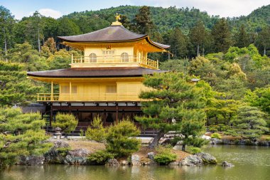 Kyoto Japonya 'daki güzel bir su birikintisine bakan Rokuon-ji Kinkakuji' nin (Altın Pavyon) etkileyici yapı..
