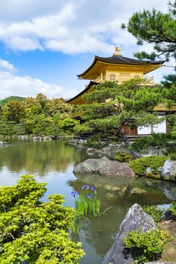 Kyoto Japonya 'daki güzel bir su birikintisine bakan Rokuon-ji Kinkakuji' nin (Altın Pavyon) etkileyici yapı..