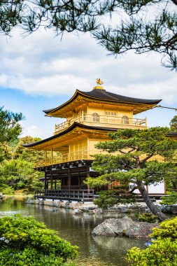 Kyoto Japonya 'daki Rokuon-ji Kinkakuji (Altın Pavyon) Zen Tapınağı' nın etkileyici yapı yapısı..