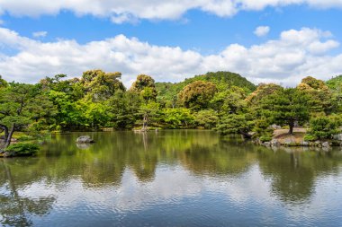Kyoto, Arashiyama 'daki Kinkaku-ji Tapınağı' nın bahçesinde büyük bir göleti olan güzel bir Japon bahçesi..