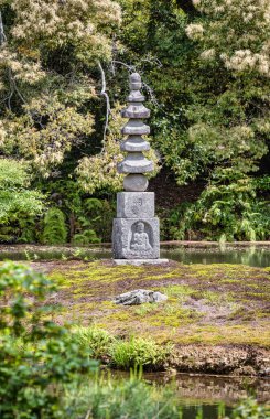 Kyoto 'daki Kinkaku-ji tapınağındaki küçük tepecikte Beyaz Yılan Taşı Pagoda..