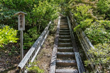 Taş merdivenler ya da Rokuon-ji Kinkakuji (Altın Pavyon) Zen tapınağının bahçesine basmak. Kyoto Japonya 'da