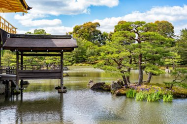 Kyoto, Arashiyama 'daki Kinkaku-ji Tapınağı' nın bahçesinde büyük bir göleti olan güzel bir Japon bahçesi. Kinkaku-ji meditasyon platformu