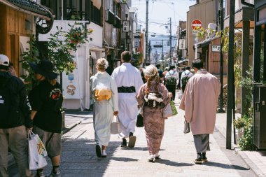 Kyoto, Japonya - 05.09.2024: Eski Kyoto kasabasında kalabalık yaya caddesi. Geleneksel Japon kimonosu giymiş turistler.