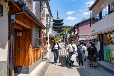 Kyoto, Japonya - 05.09.2024: Eski Kyoto kasabasında kalabalık yayalar.