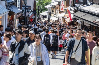 Kyoto, Japonya - 05.09.2024: Kyoto şehir merkezinde Ninenzaka ve Sannenzaka yayaları üzerinde yürüyen turist kalabalığı.