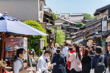 Kyoto, Japonya - 05.09.2024: Kyoto şehir merkezinde Ninenzaka ve Sannenzaka yayaları üzerinde yürüyen turist kalabalığı.