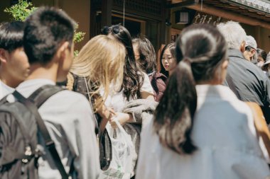 Kyoto, Japonya - 05.09.2024: Kyoto şehir merkezinde Ninenzaka ve Sannenzaka yayaları üzerinde yürüyen turist kalabalığı.