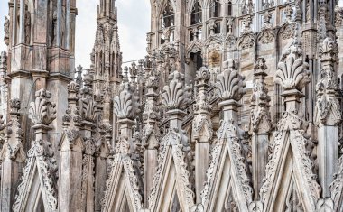 Milan Katedrali 'nin Süslü Gotik Kuleleri (Duomo di Milano). Mimari Ayrıntıları Kapat