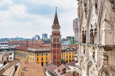 Corte 'deki San Gottardo Katolik Kilisesi' nin çan kulesiyle Duomo di Milano 'nun tepesinden bak.