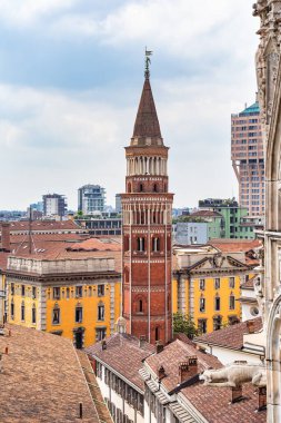 Corte 'deki San Gottardo Katolik Kilisesi' nin çan kulesiyle Duomo di Milano 'nun tepesinden bak.