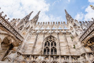 Milano Katedrali 'nin mimar gotik ayrıntıları mı yoksa Milano şehrinin ana ilgi odağı olan Duomo di Milano mu?.