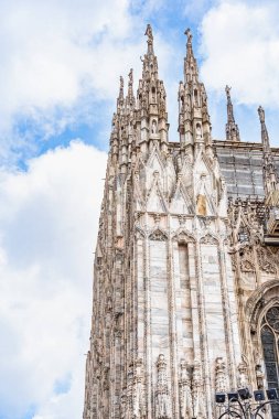 Milano Katedrali 'nin mimar gotik ayrıntıları mı yoksa Milano şehrinin ana ilgi odağı olan Duomo di Milano mu?.